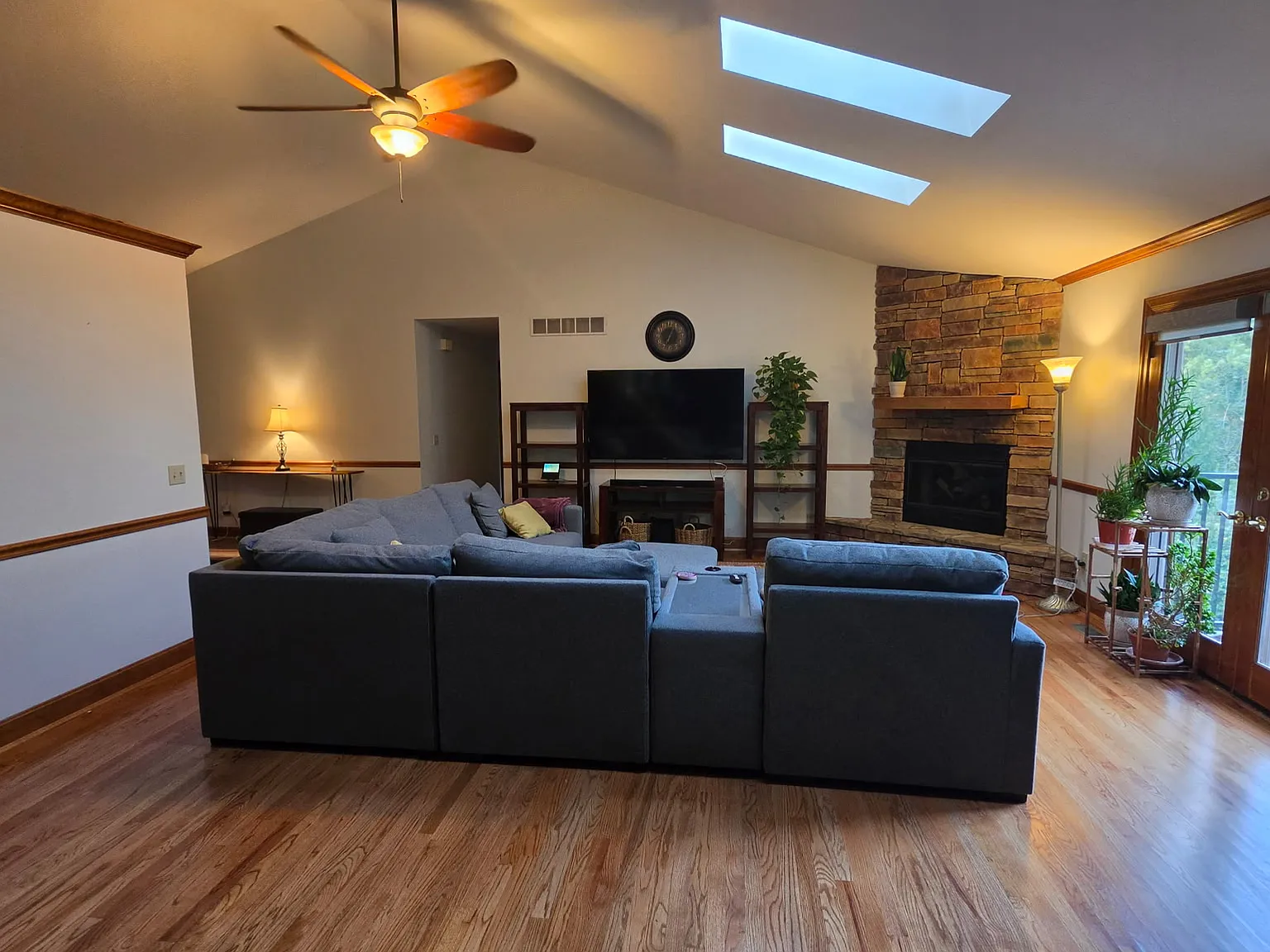 5 bed, 3.5 bath, 3950 sqft, $3,950 — Photo 3