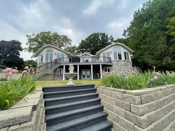 10 Venetian Village Rd, Culver, IN 46511