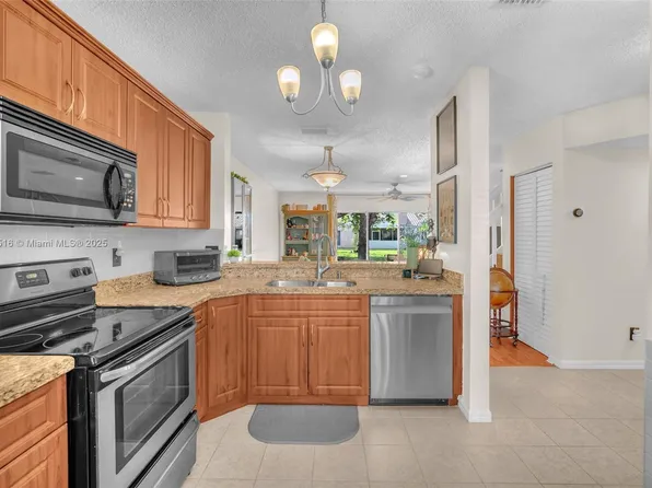 632 NW 208th Ter, Pembroke Pines, FL 33029