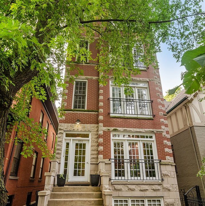 1st image of 651 W Wellington Ave APT 1