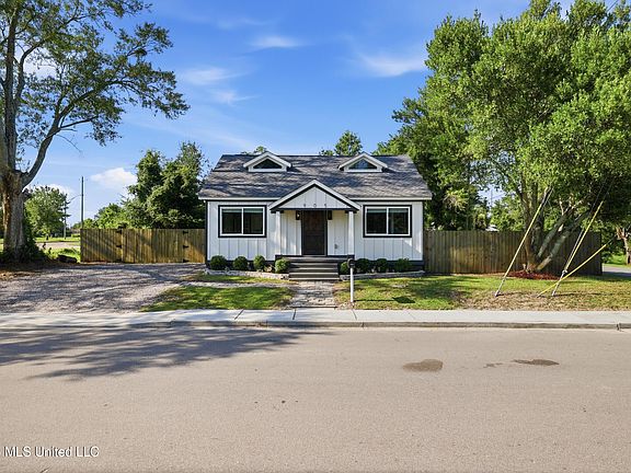 3rd image of 905 Percy St