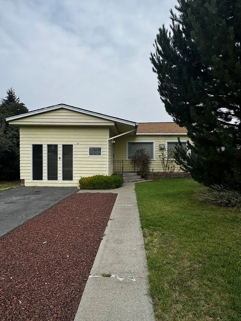 Spacious 2-Bedroom Home Near Parks & Hospital — Photo 1