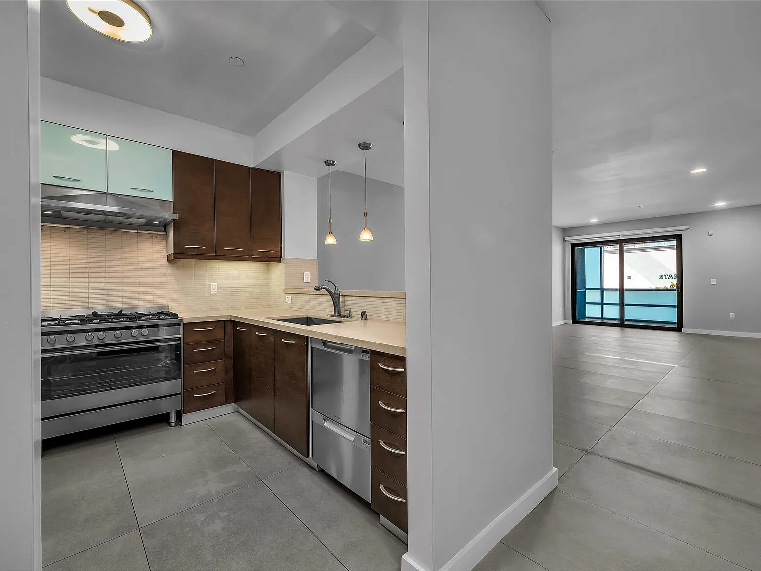 3 bed, 2.5 bath, 1975 sqft, $4,899 — Photo 2