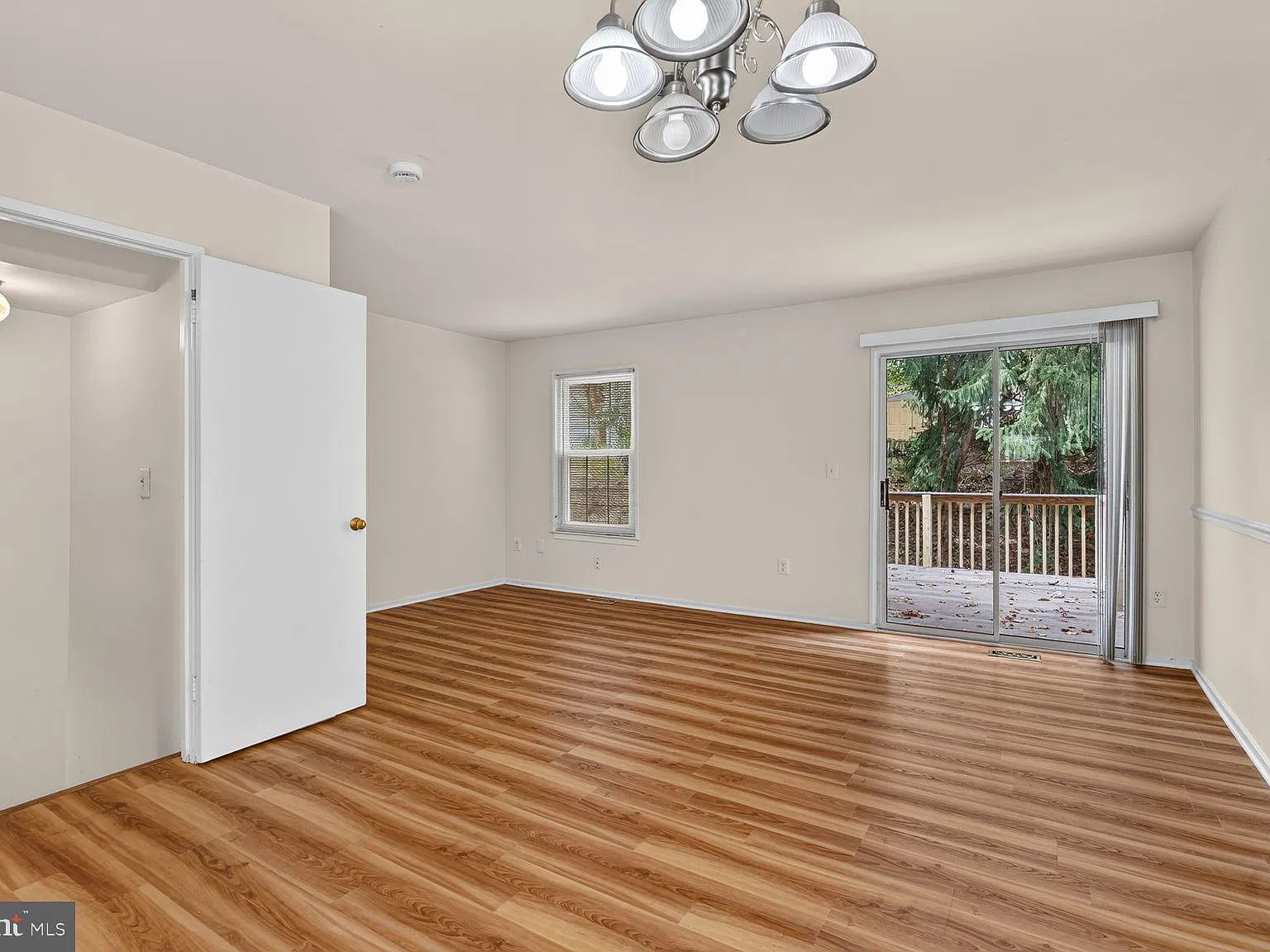 3 bed, 1.5 bath, 1834 sqft, $2,100 — Photo 2