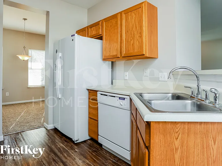 1097 Prince Albert Ct — Photo 9
