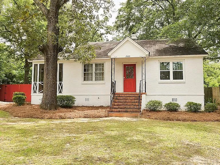 2620 Oakland Ave — Photo 1