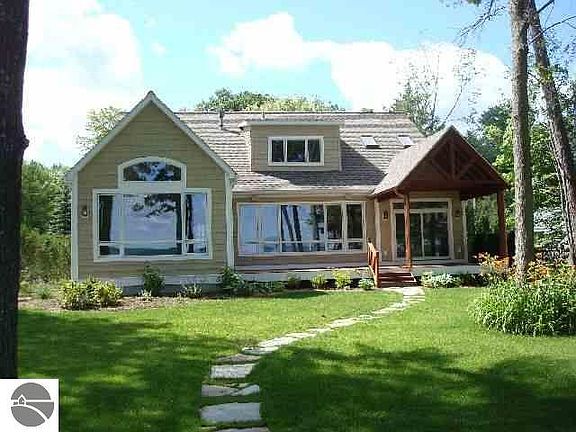 4th image of 8828 Wintergreen Ave
