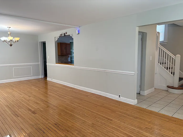 9 Royal Ave — Photo 3