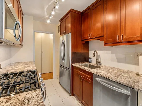 18-05 215 Street #8G, Bayside, NY 11360