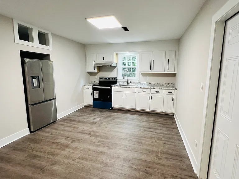 110 E Dewey St — Photo 15
