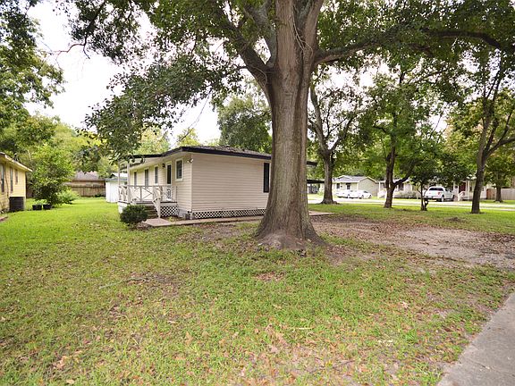 3rd image of 2304 N San Antonio Ave