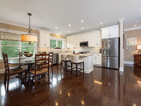5th image of 4 Longwood Ln #303