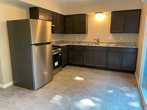 3rd image of 1107 Arrowhead Dr #C