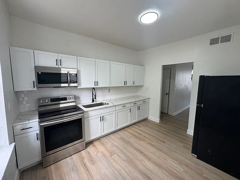 2105 N Pine St — Photo 1