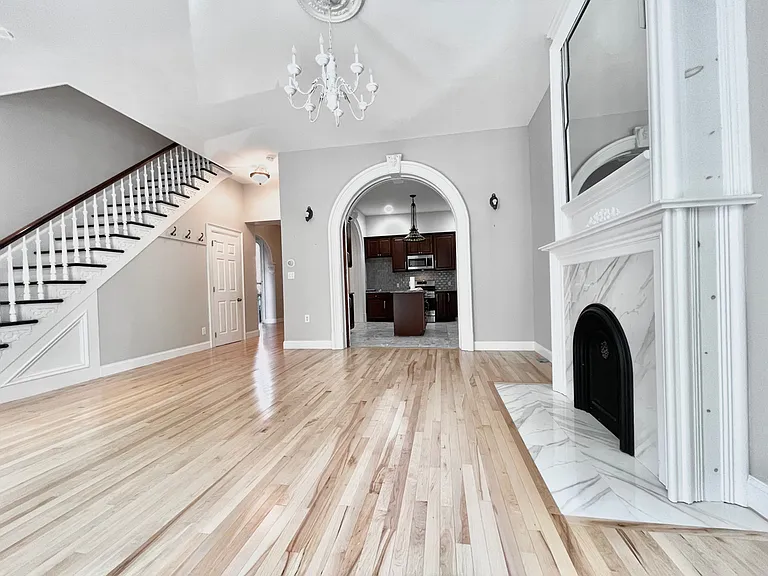 245 Georgia St — Photo 3