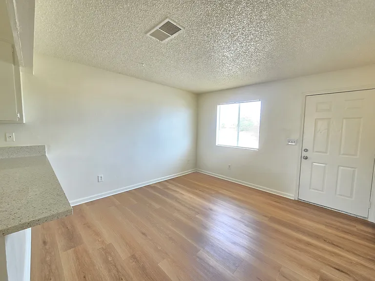9825 N Loop Blvd #B — Photo 13