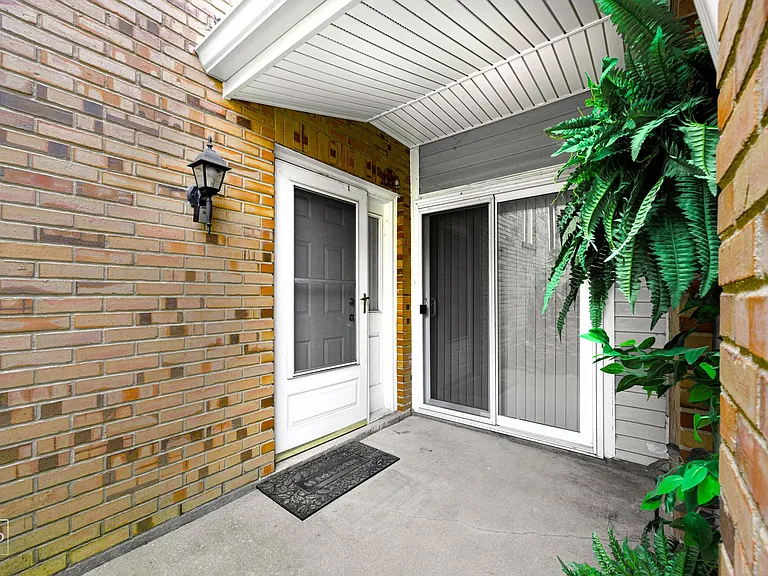 1081 Courtland Dr — Photo 2