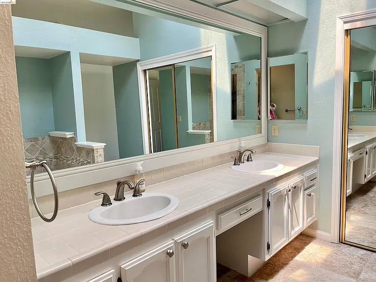 2420 Wayfarer Ct — Photo 12