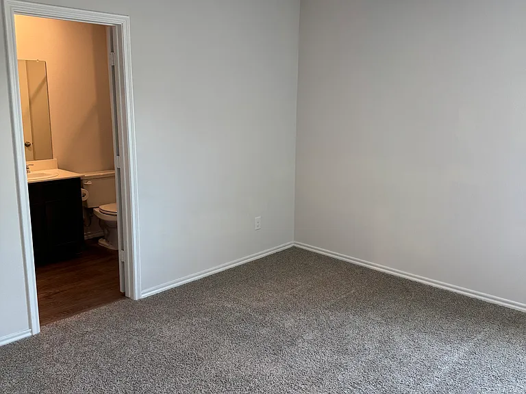Master Bedroom: Window not in view
Entrance Door View