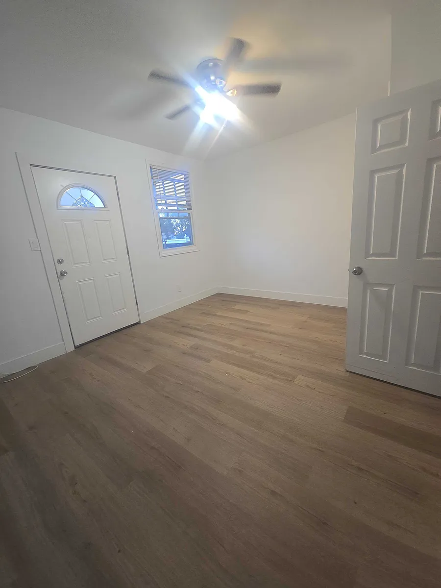 Building Photo - 402 E Walnut Ln #2