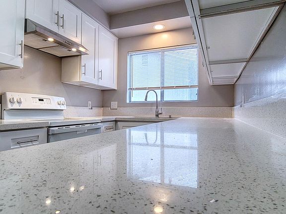 4th image of 25937 Viana Ave #19