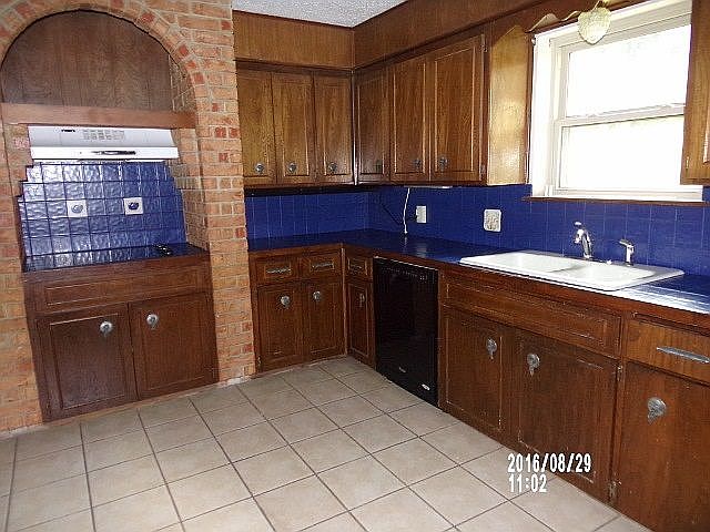 2nd image of 2301 Oriole St