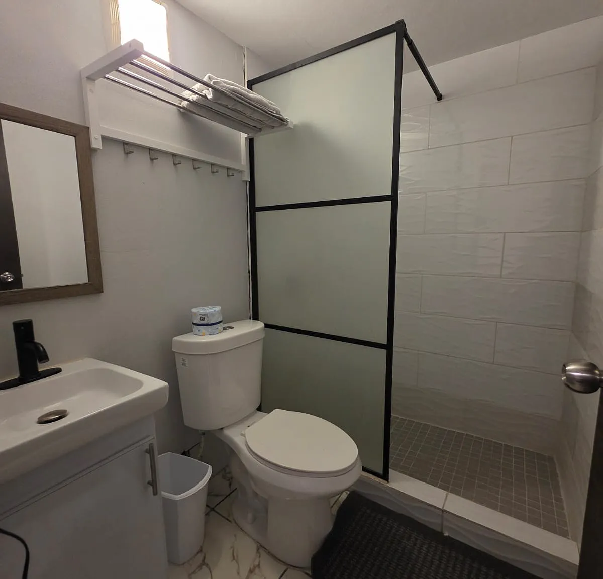 5 bed, 1500 sqft, $2,199 — Photo 2