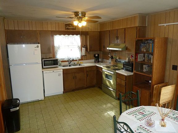 Huge Eat-In Kitchen Lots of Room for Family and Friends