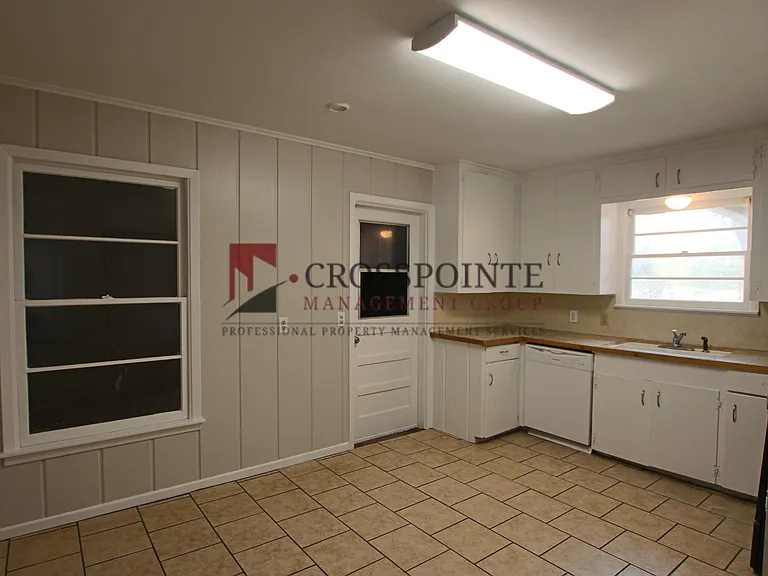 1712 Redbud Ave — Photo 9
