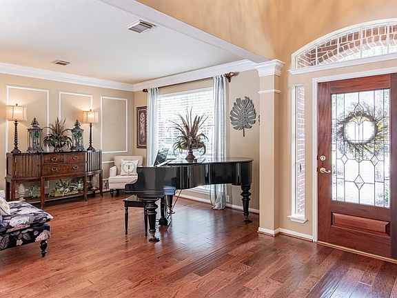 Beautiful Entrance showing the beautiful Hardwood flooring