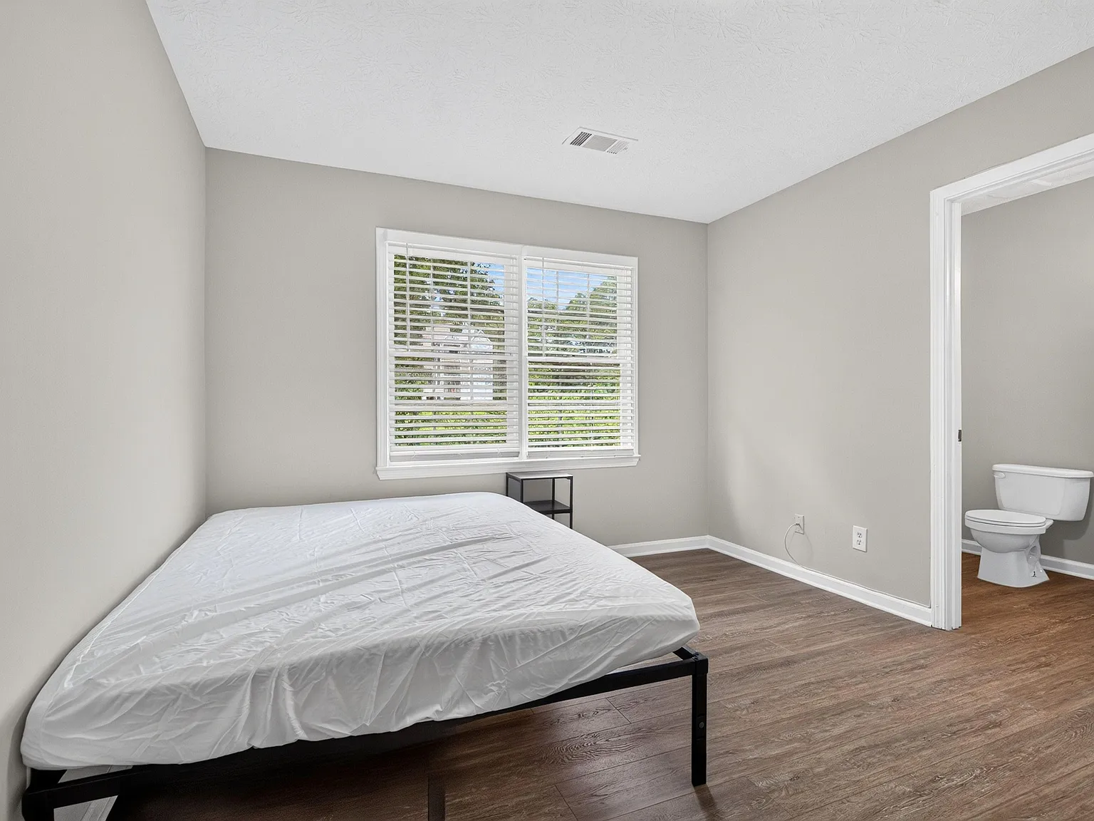 4 bed, 3.5 bath, 1600 sqft, $1,274 — Photo 1