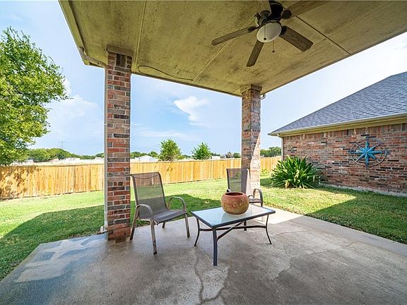 5th image of 320 Oleander Dr