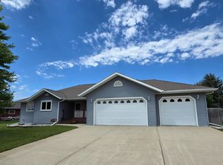 811 9th St SW, Pipestone, MN 56164
