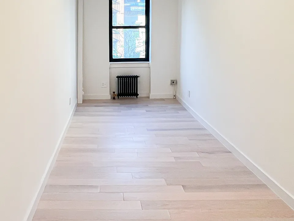 206 W 21st St #C4