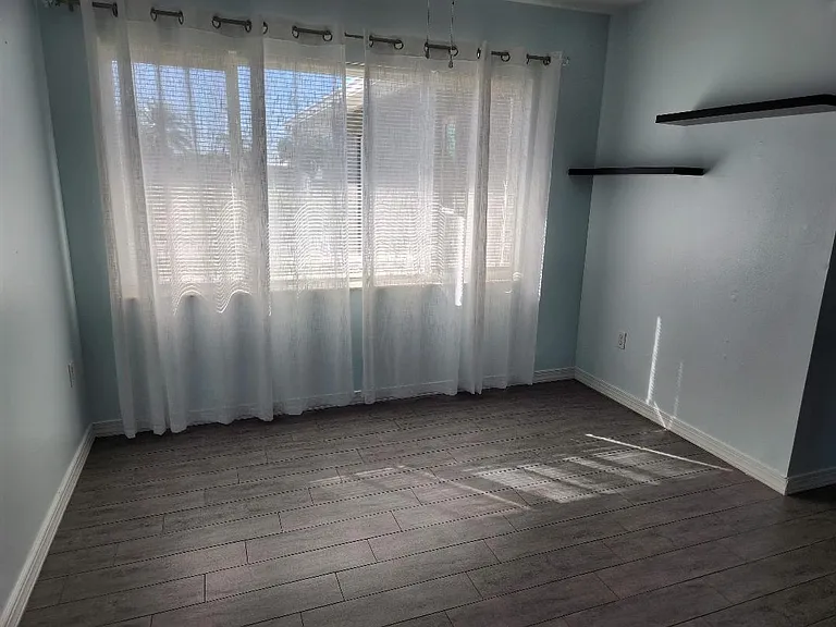 549 La Gorce Dr — Photo 25