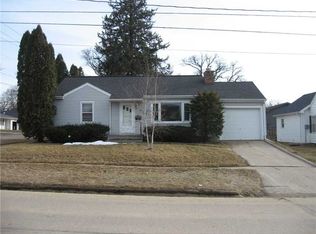 807 E 1st St, Anamosa, IA 52205