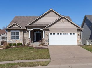 4324 E Kingston Cir, Bettendorf, IA 52722