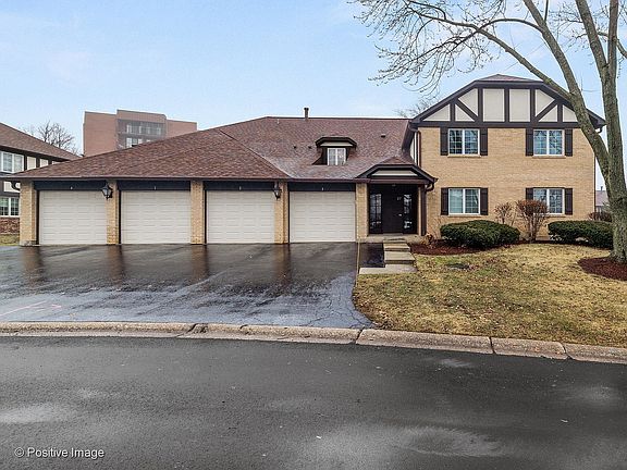 3rd image of 27 Algonquin Dr