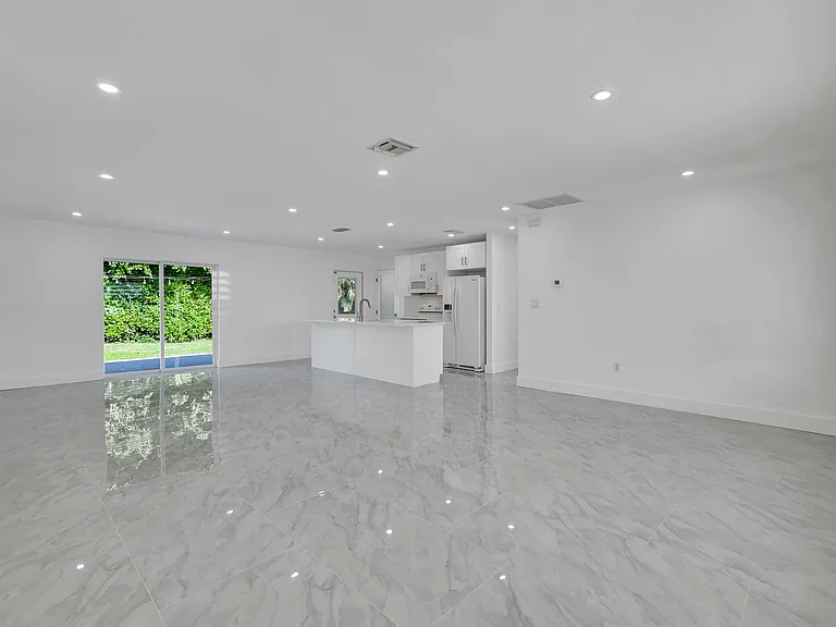 939 Bluebird St — Photo 13