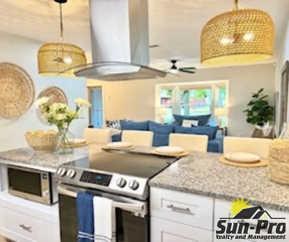 3 bed, 2.0 bath, 1518 sqft, $2,450 — Photo 3