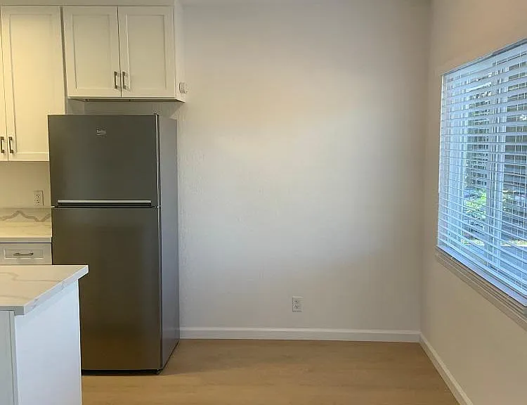 1042 Evans Ave — Photo 9