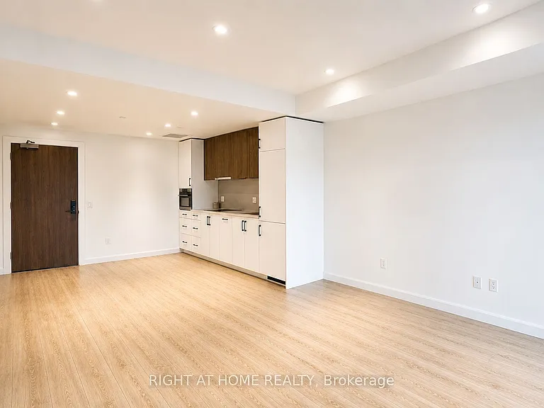 741 King St W #101 — Photo 9