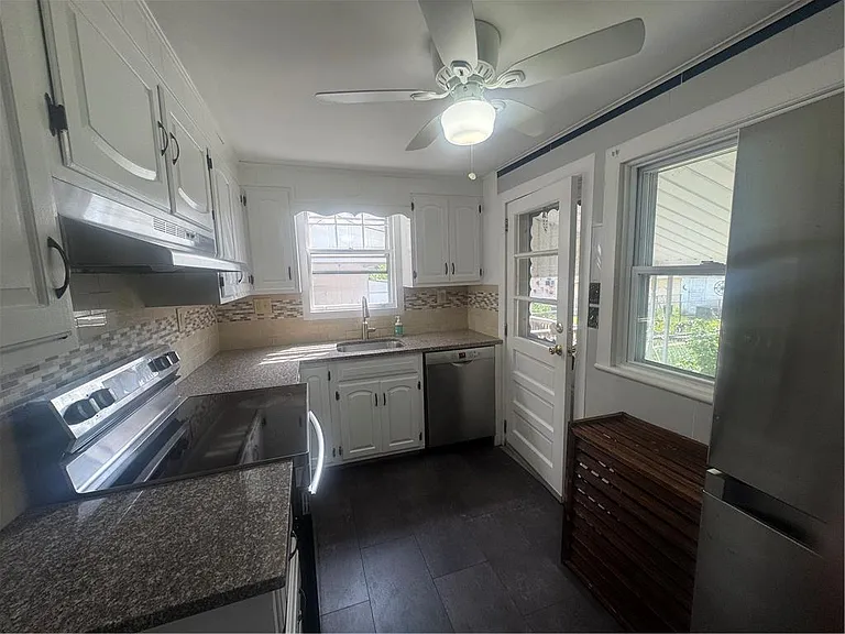 111 E Elm St — Photo 19