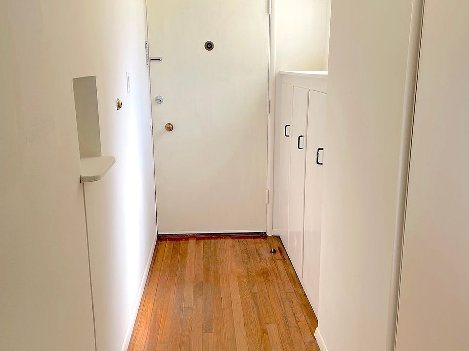 Entryway with storage cabinets