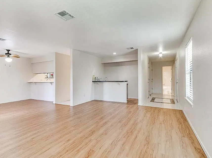 2 bed, 700 sqft, $1,000 — Photo 4