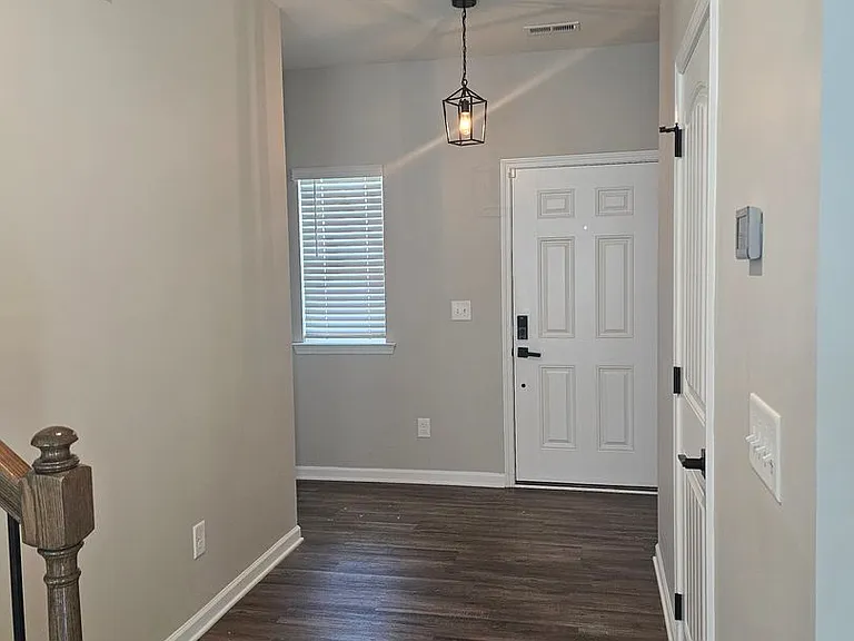 512 Lionheart Ln — Photo 2