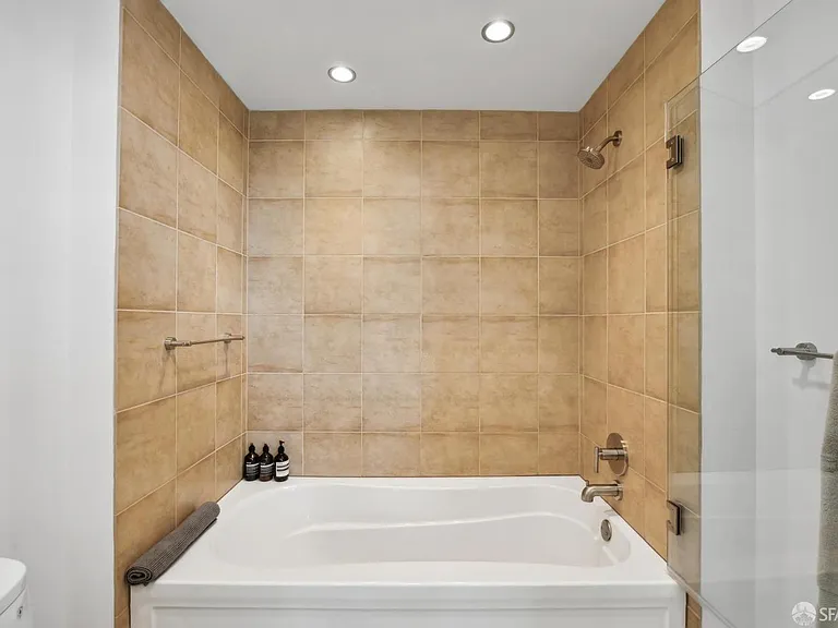 425 1st St #4404 — Photo 25