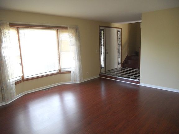 4th image of 211 Somerset Dr