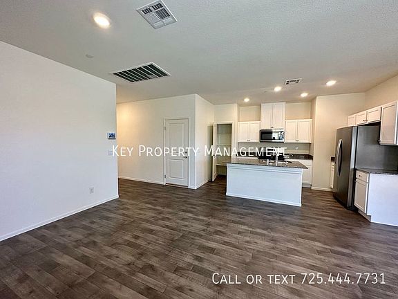 5th image of 372 Larksong Ave