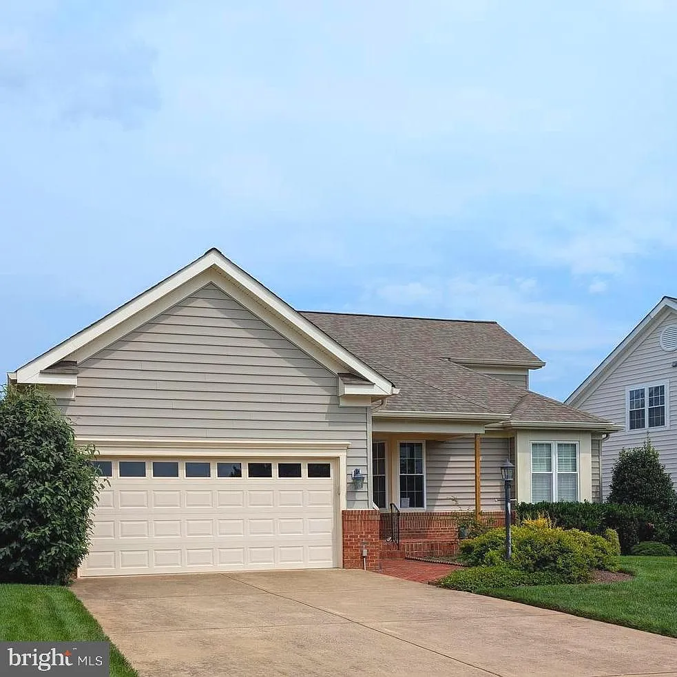 6 bed, 4143 sqft, $4,355 — Photo 1